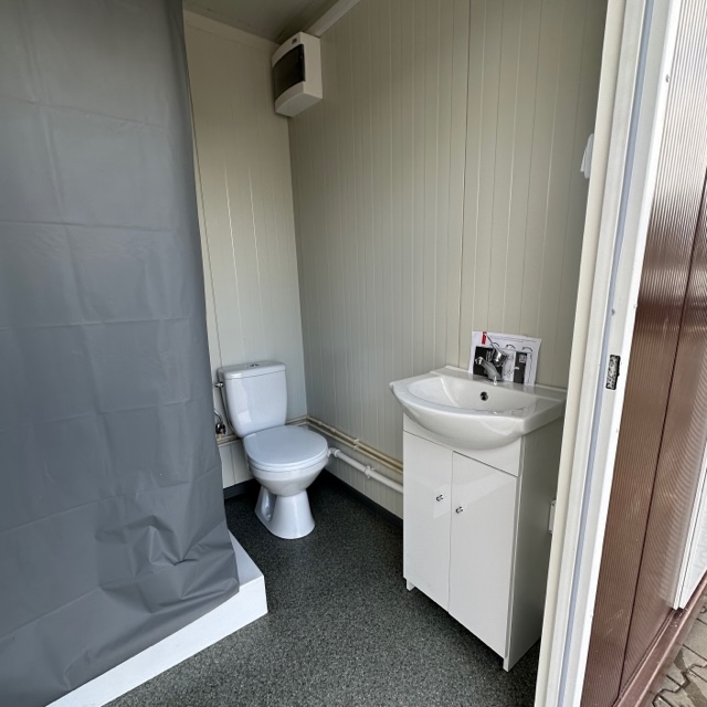 Kontener sanitarny z prysznicem i WC